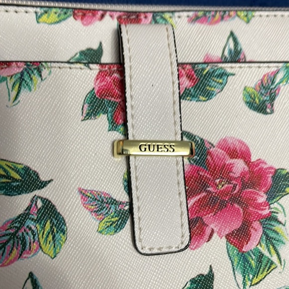 Free With a Purchase 200$ and Up Guess - Picture 3 of 7